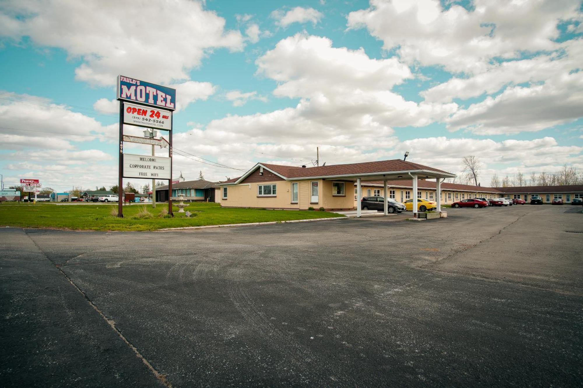 Faulds Motel Sarnia Exteriör bild